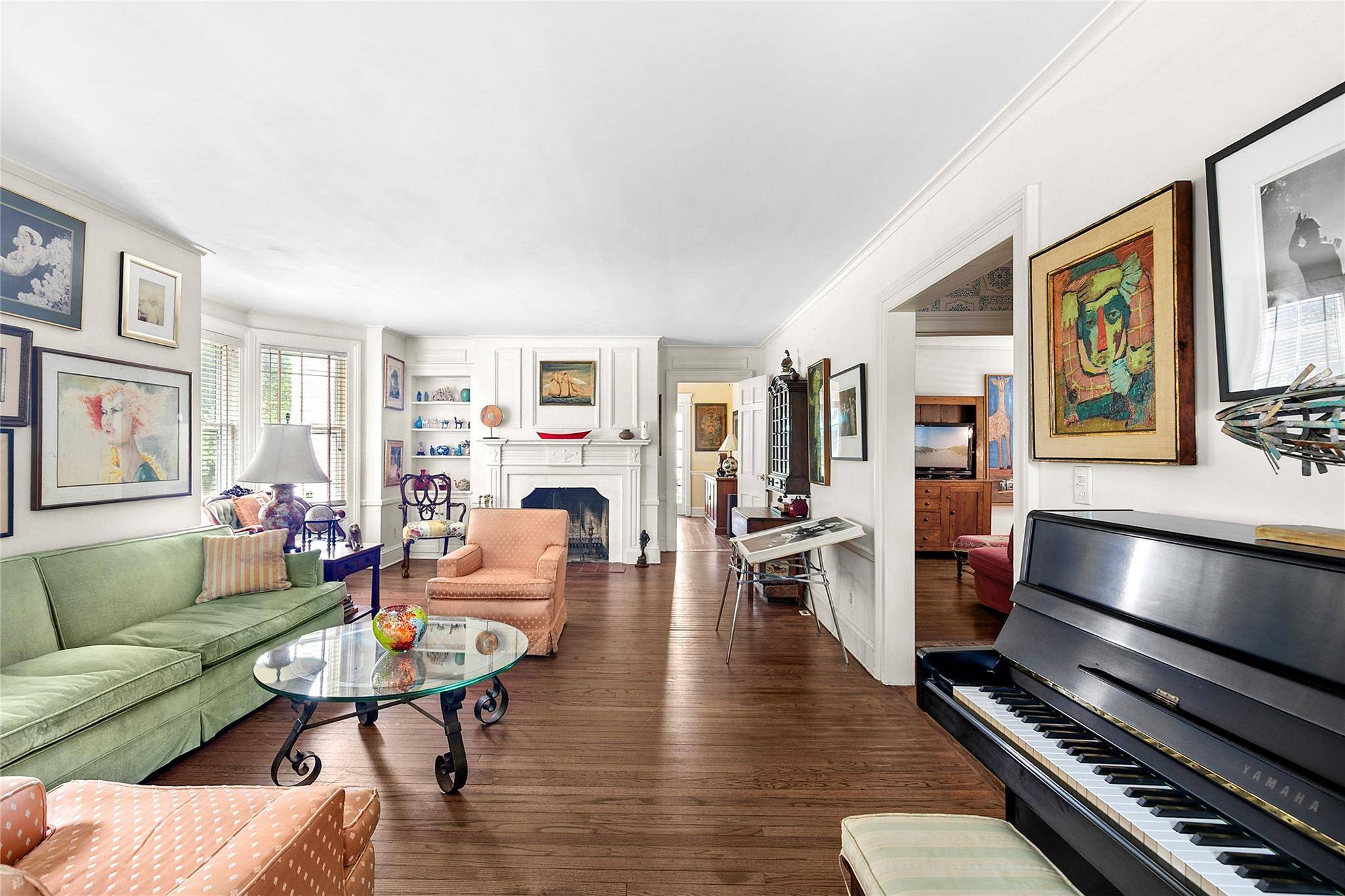 East Hampton, NY 11937,195 Main ST