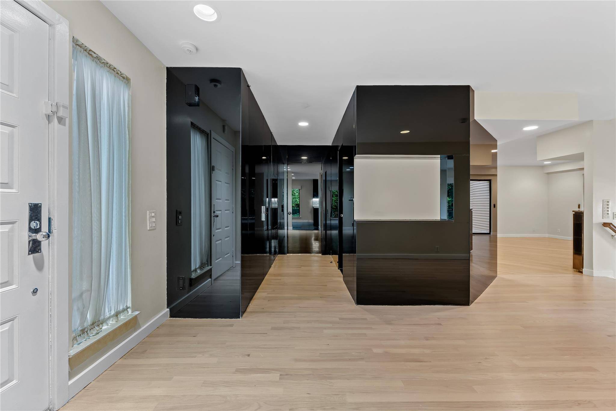 Manhasset, NY 11030,16 Yale DR #16