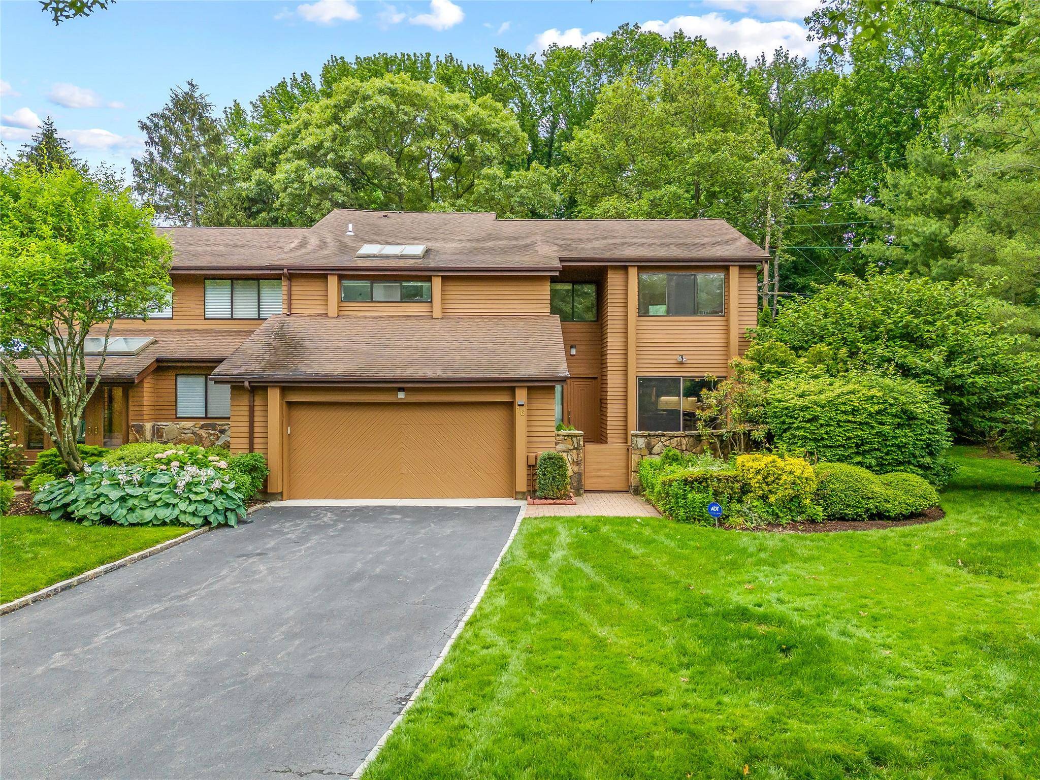 Manhasset, NY 11030,16 Yale DR #16