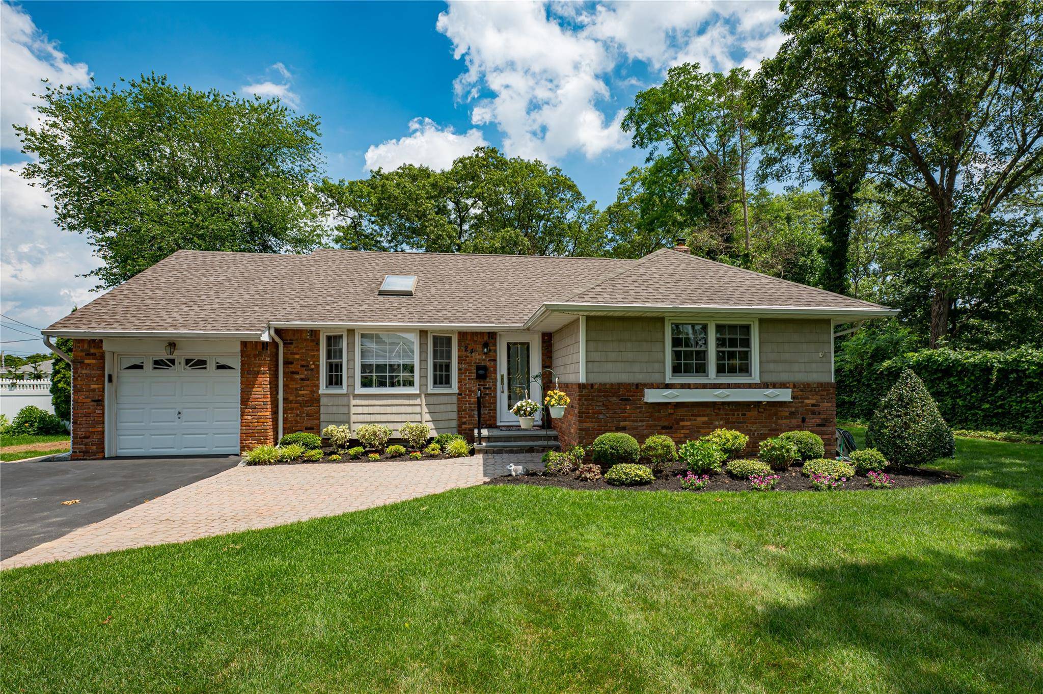 Kings Park, NY 11754,24 Thistle LN