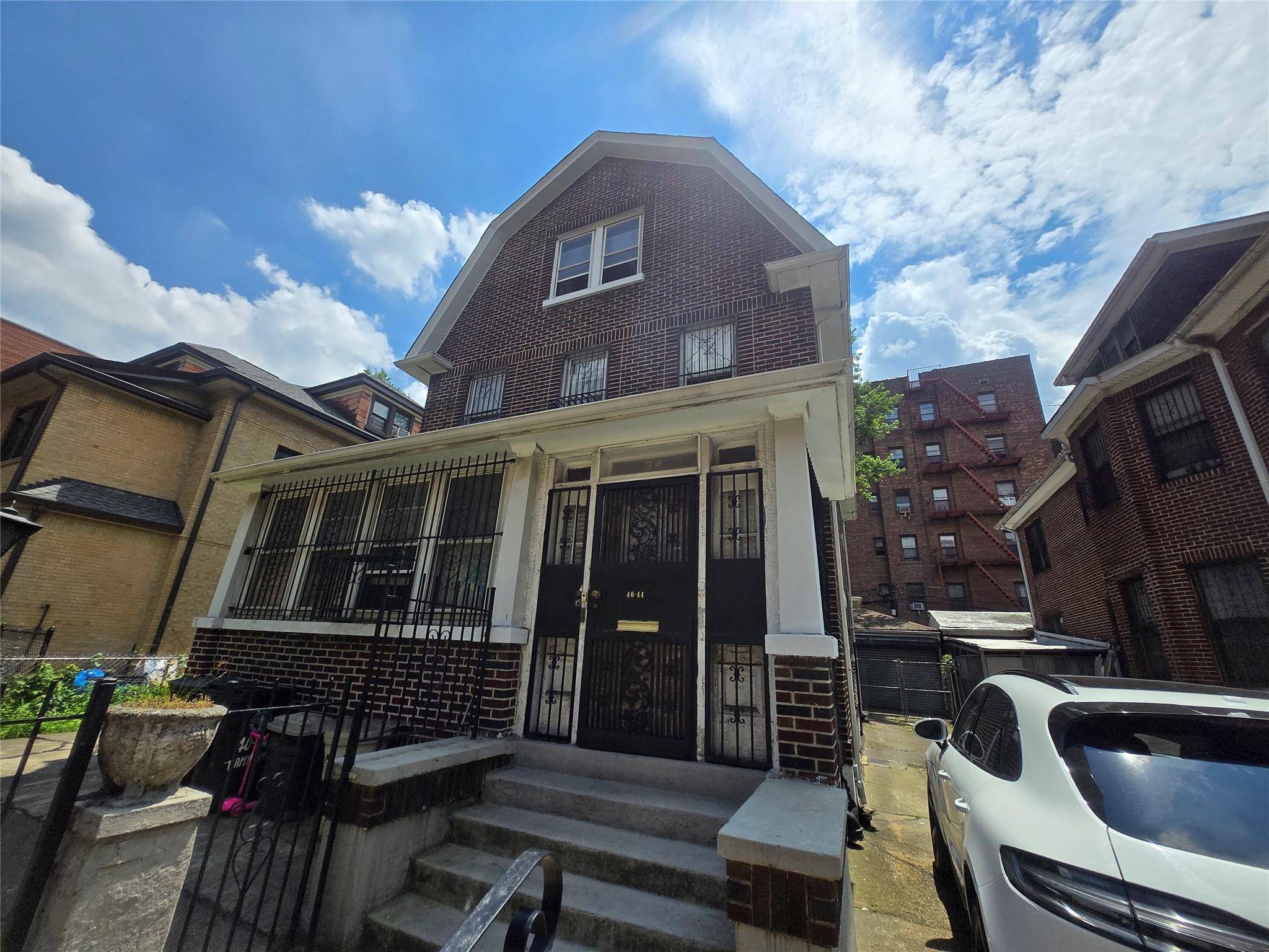 Elmhurst, NY 11373,40-44 Hampton ST