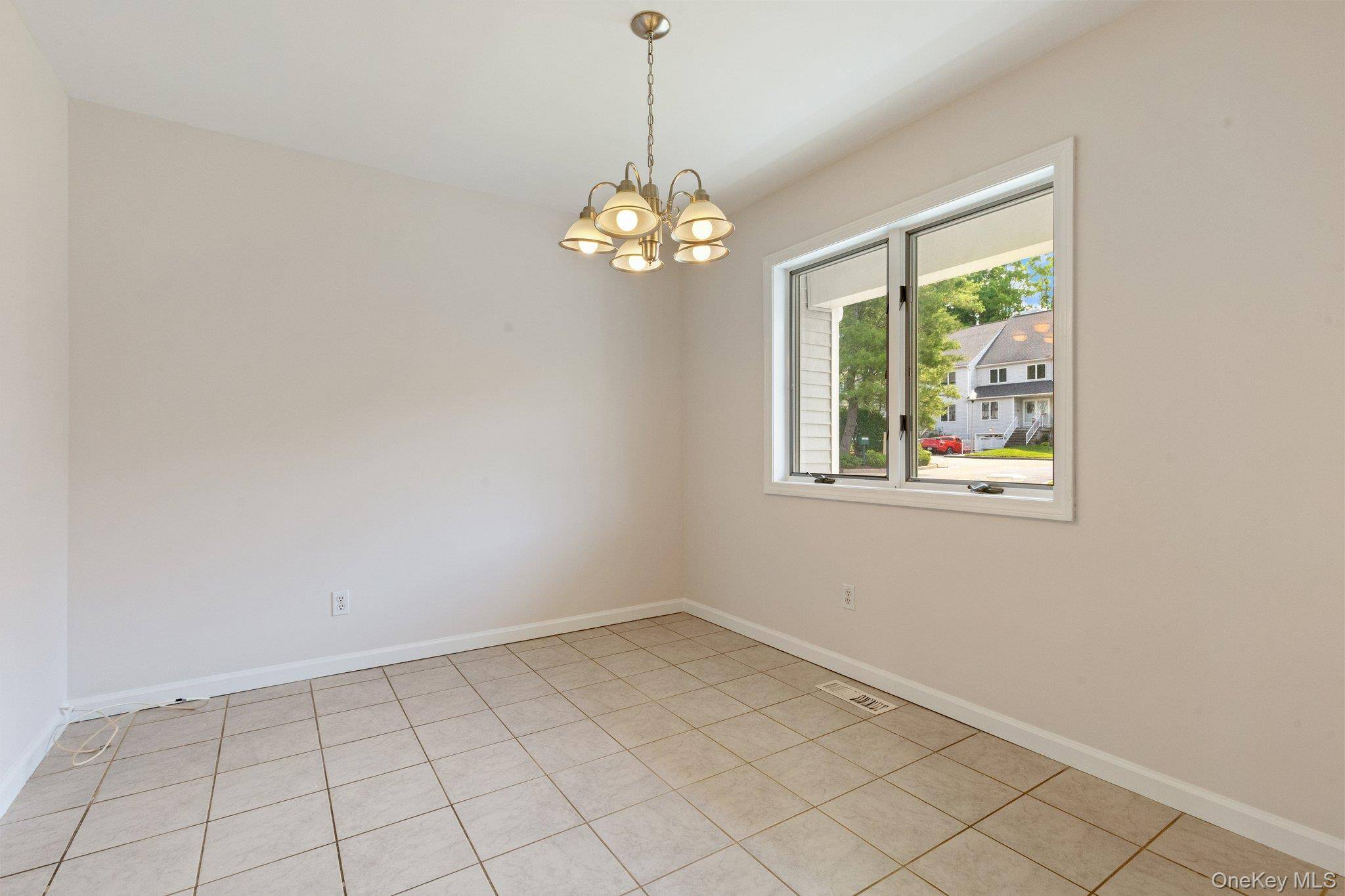 Thornwood, NY 10594,2 Larissa LN