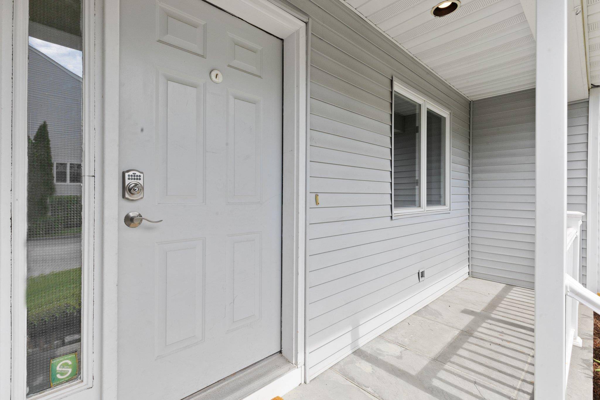 Thornwood, NY 10594,2 Larissa LN