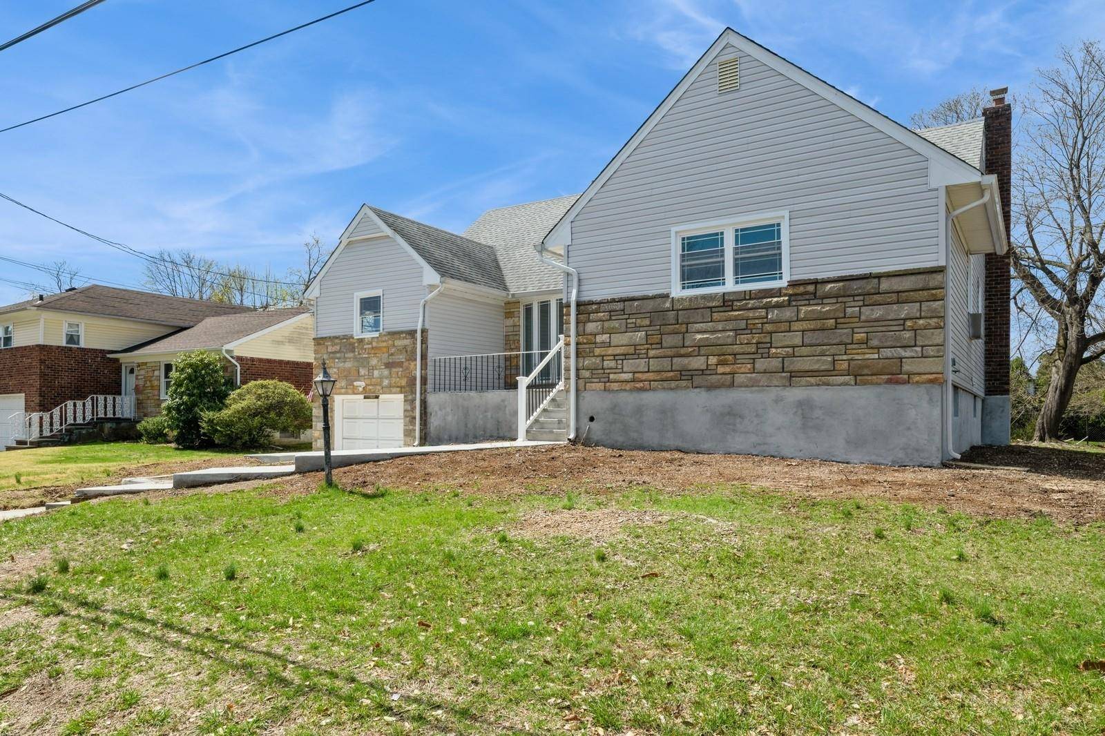 Glen Cove, NY 11542,15 Kirkwood DR
