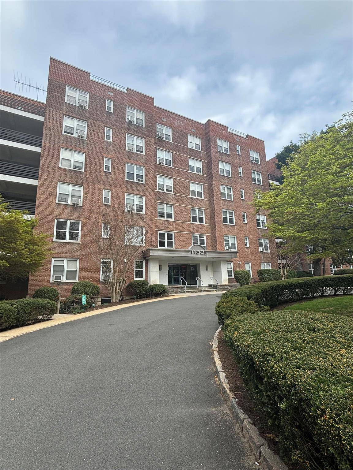 Yonkers, NY 10708,1133 Midland AVE #1K