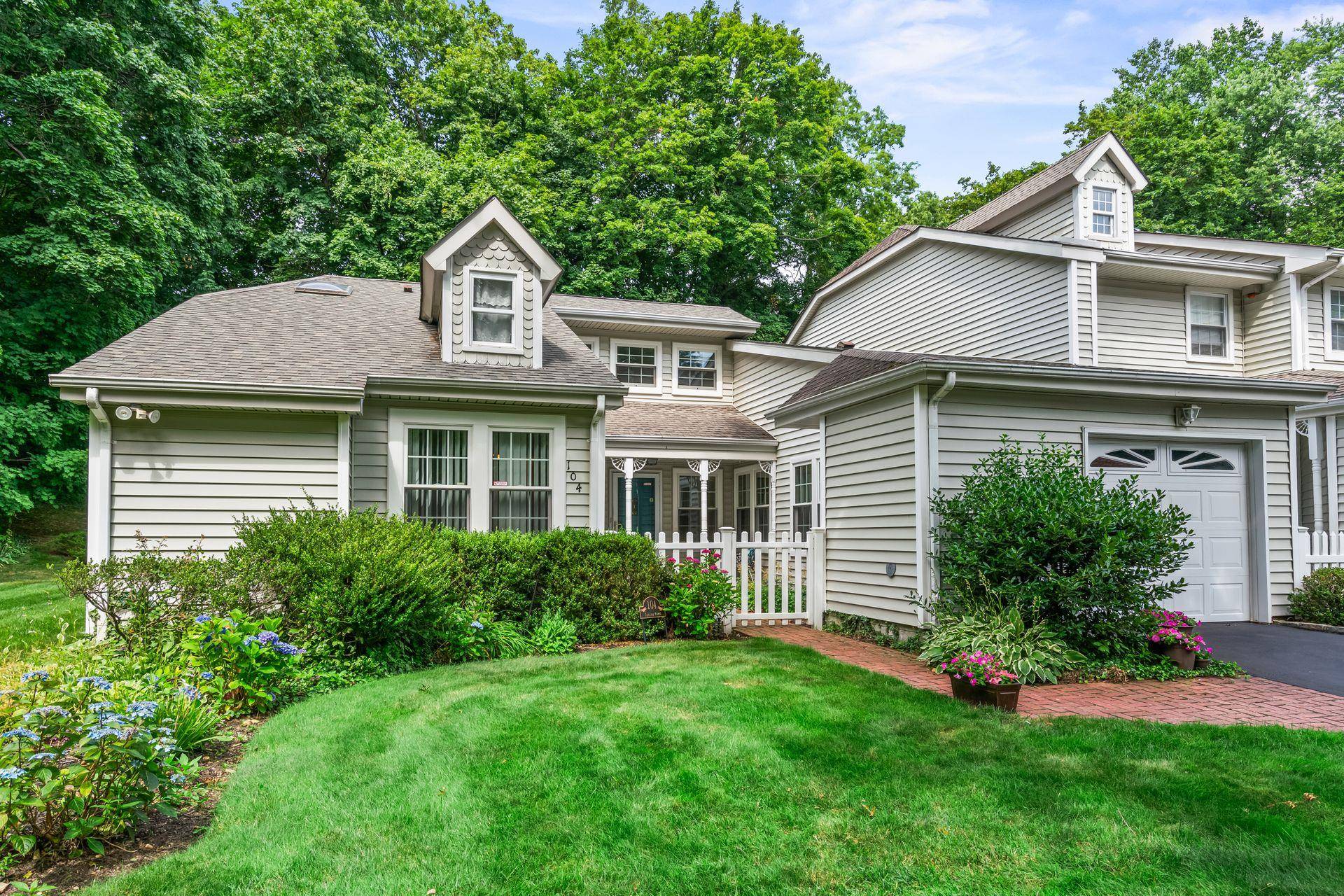 Huntington, NY 11743,104 Spring RD