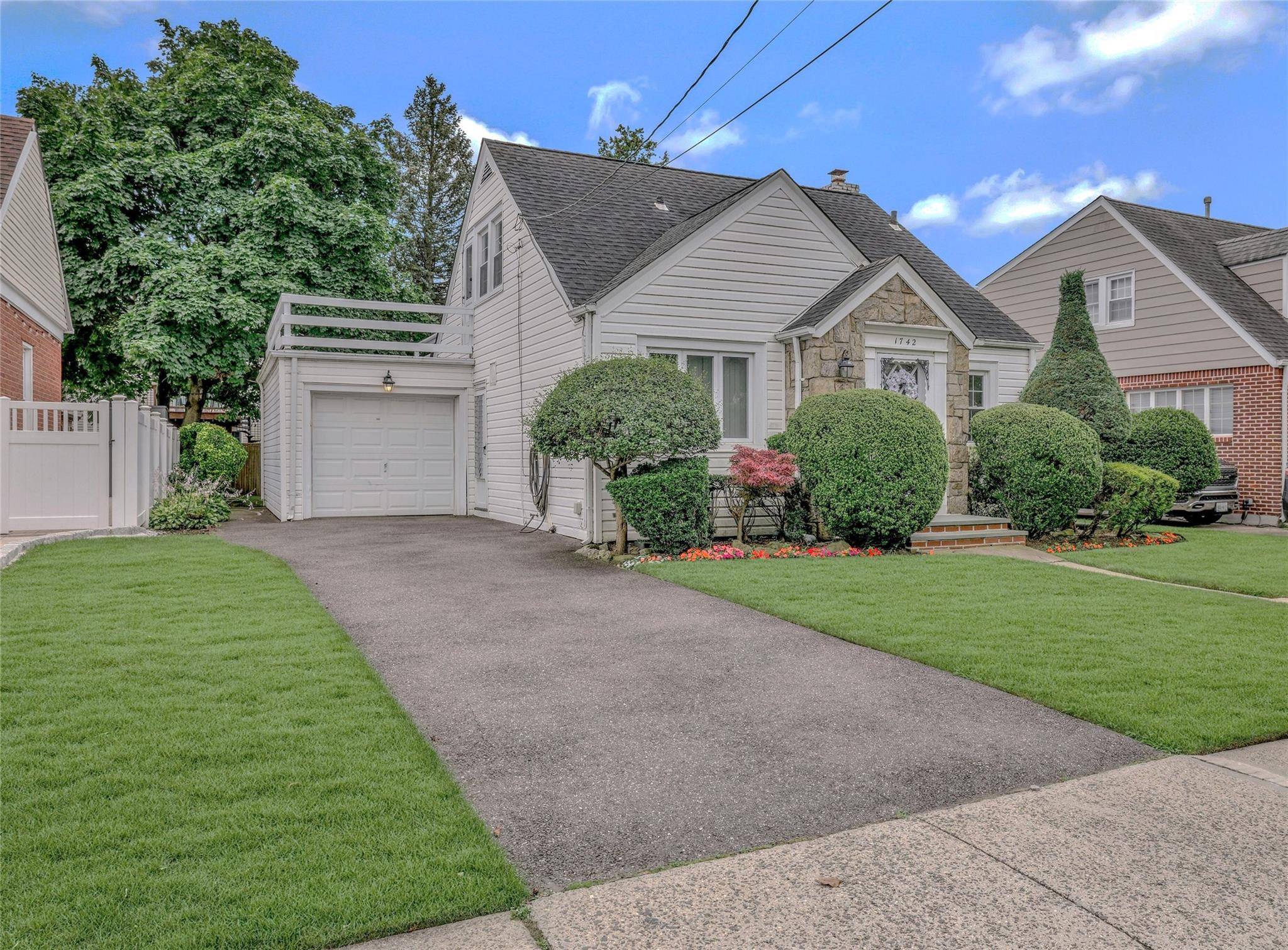 New Hyde Park, NY 11040,1742 W End AVE