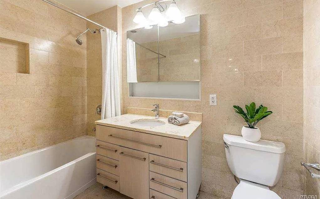 Briarwood, NY 11435,143-20 Hoover AVE #605