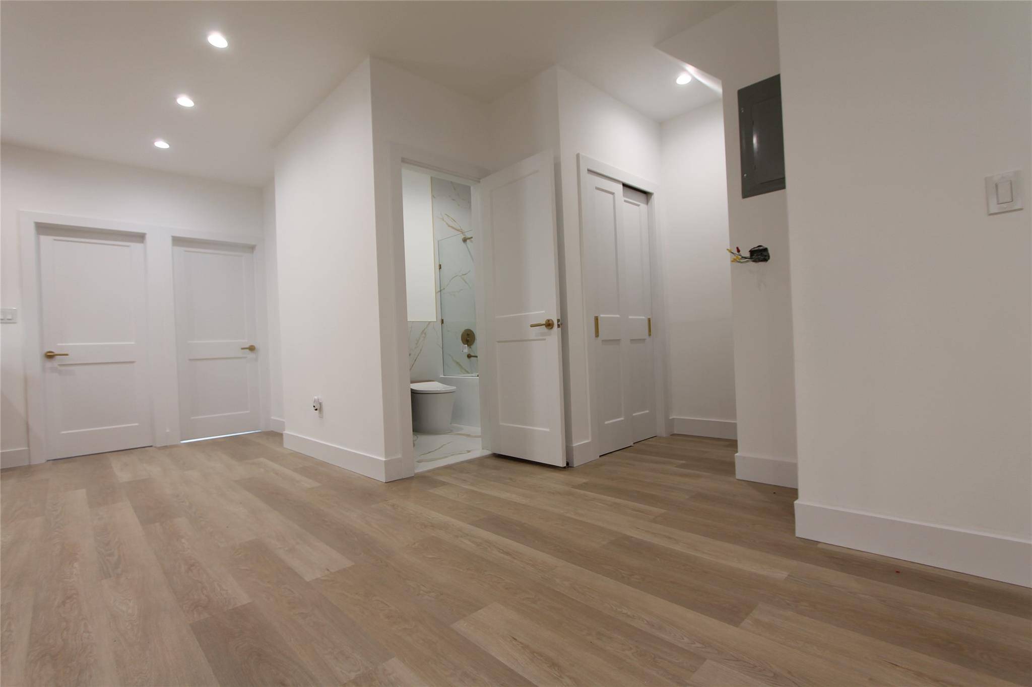 Middle Village, NY 11379,79-31 69th AVE