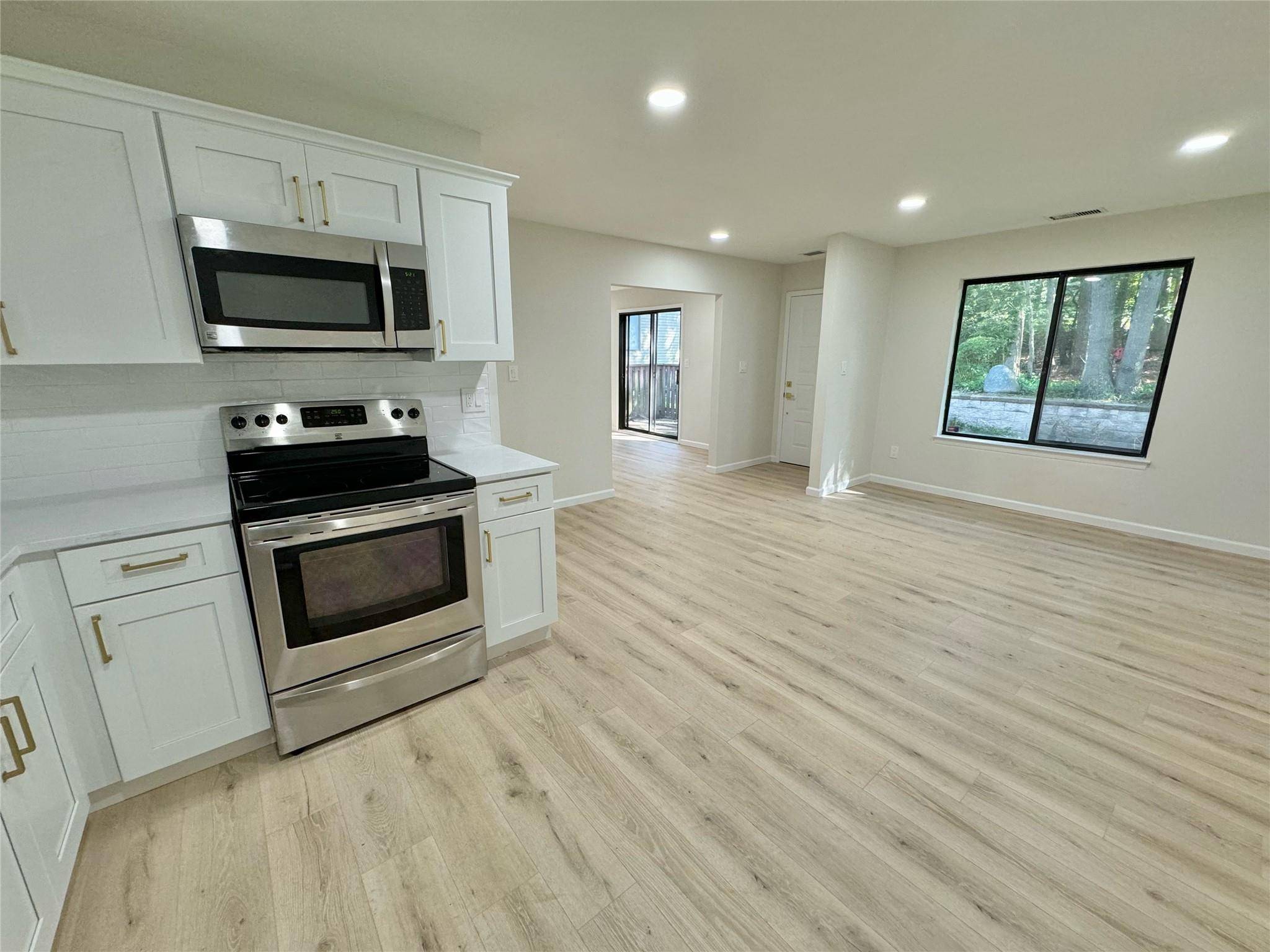 Coram, NY 11727,115 Birchwood RD
