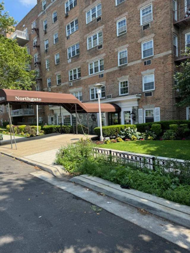 Howard Beach, NY 11414,87-10 149th AVE #5D