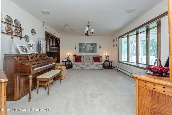 Saugerties, NY 12477,135 Hilltop RD