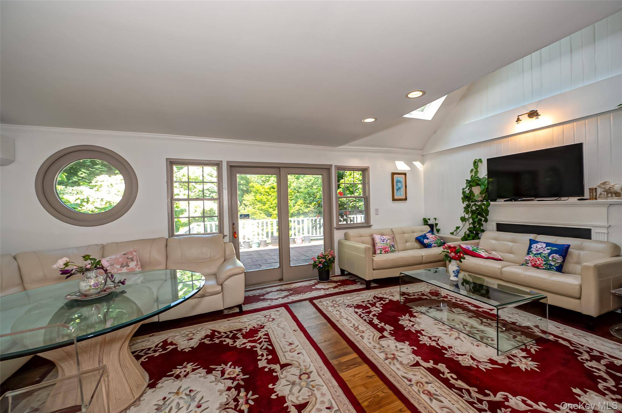 Roslyn, NY 11576,90 E Broadway