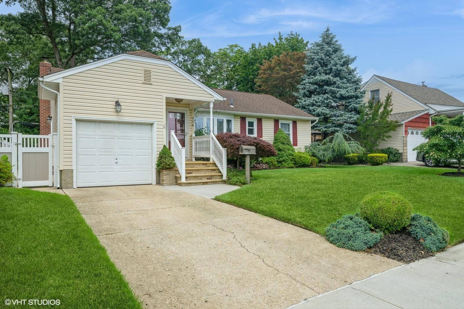 East Meadow, NY 11554,776 Blackstone AVE