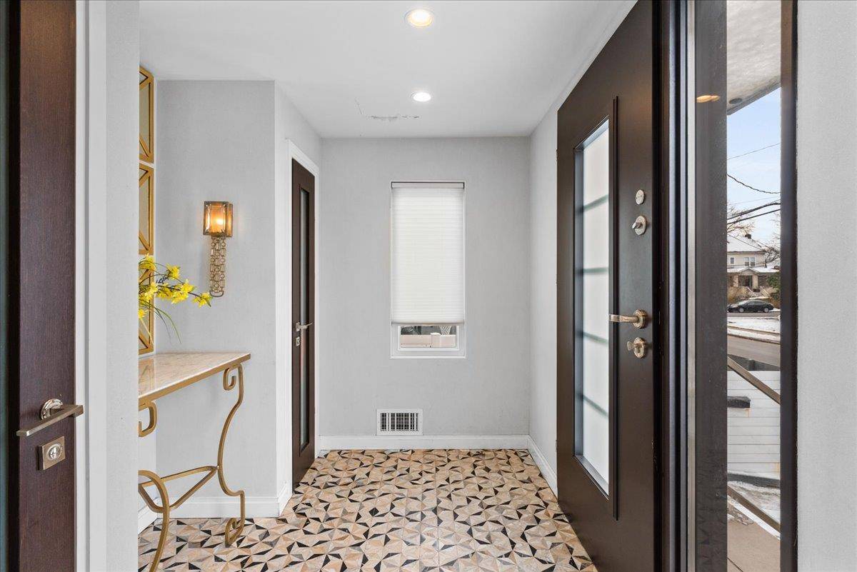 Cedarhurst, NY 11516,544 Oxford RD