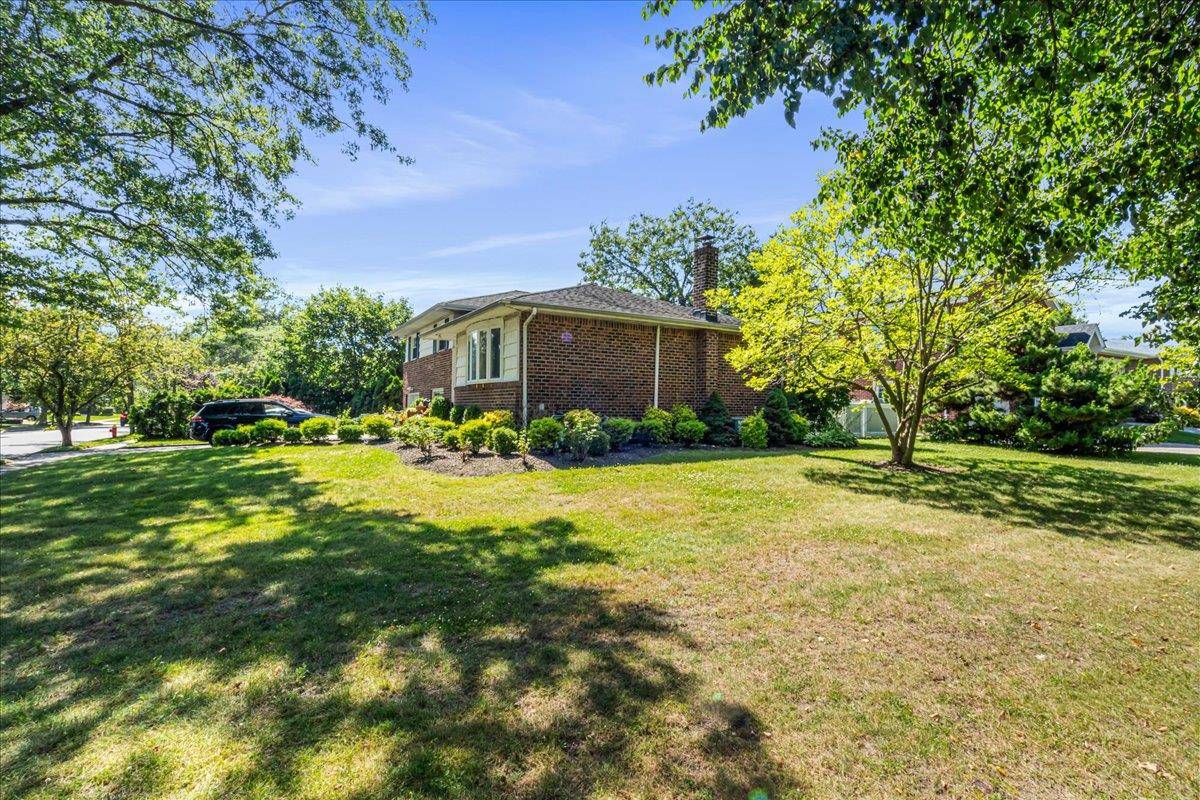 Manhasset Hills, NY 11040,157 Birch Dr