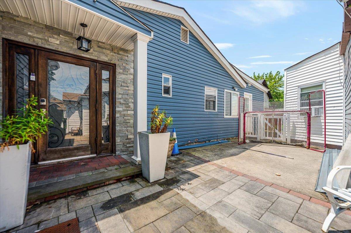 Inwood, NY 11096,137 Jefferson ST