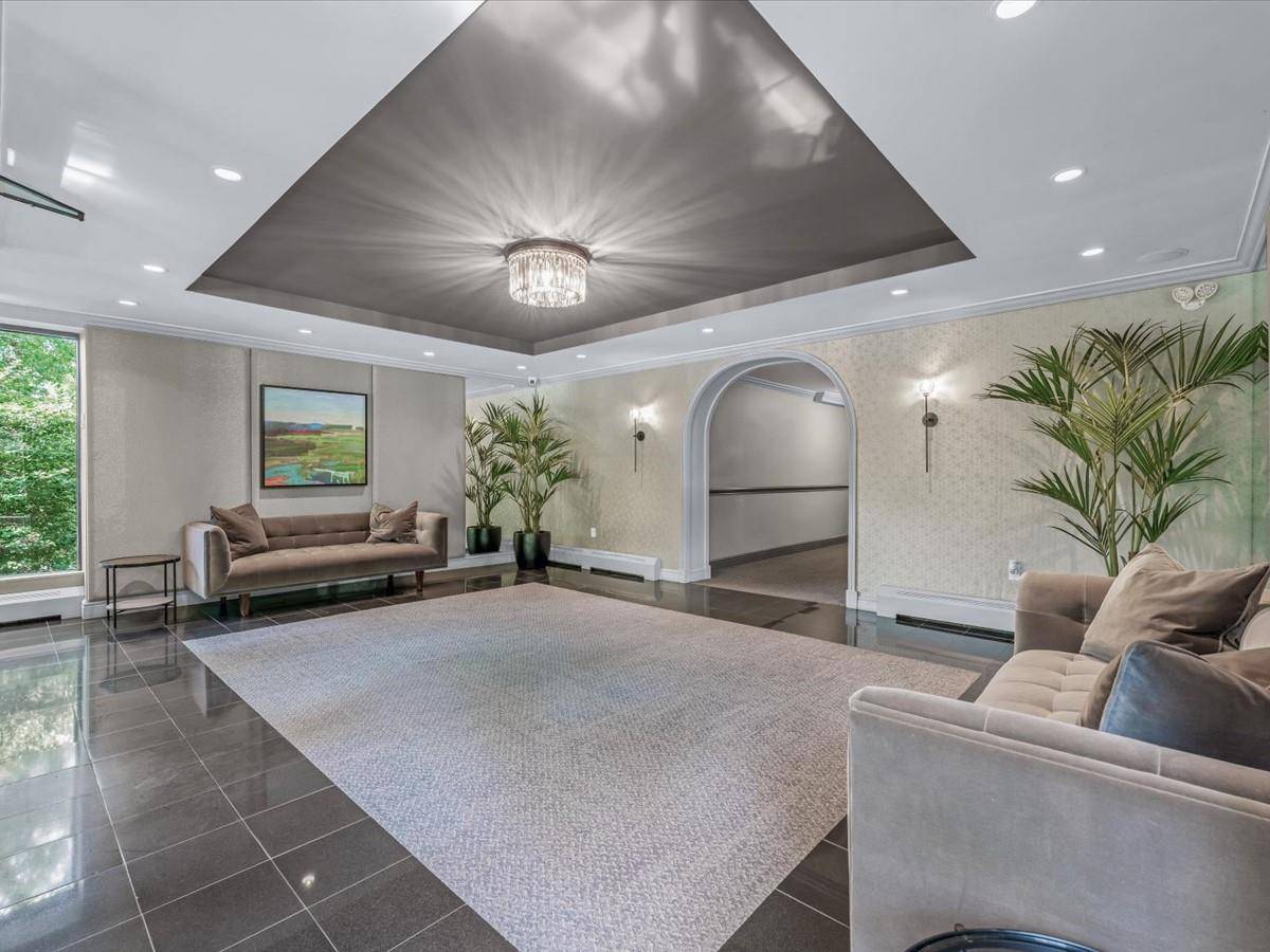 Douglaston, NY 11363,42-30 Douglaston Pkwy #3L