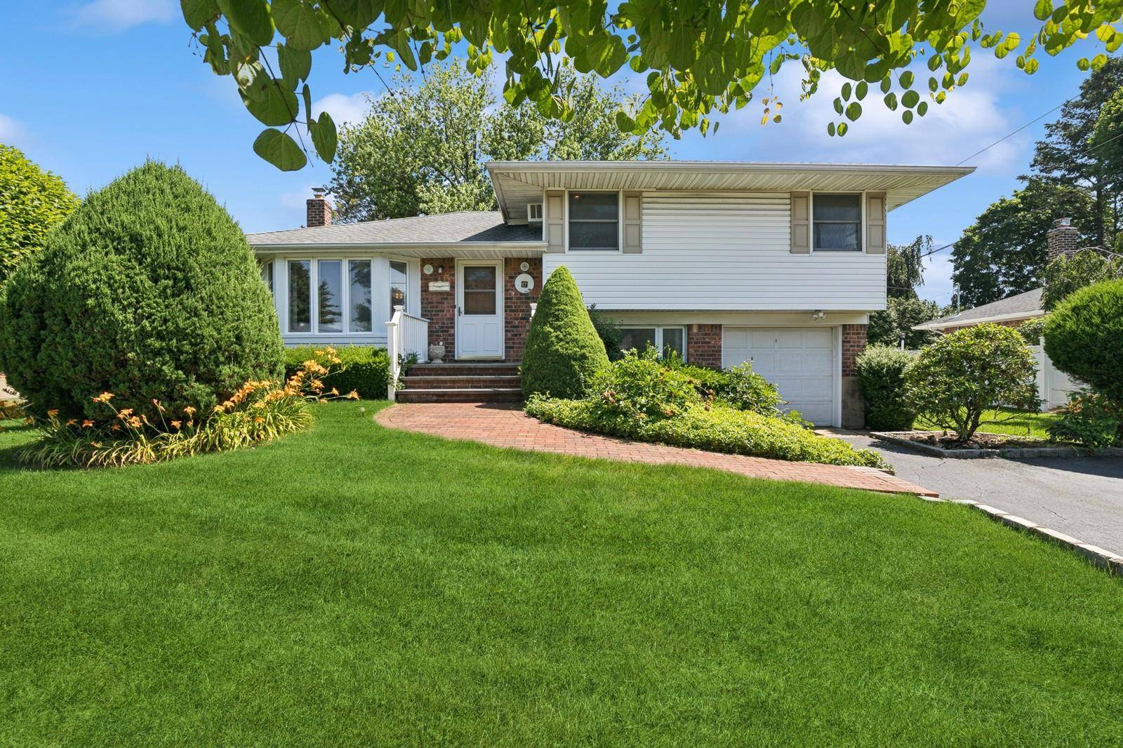 Woodbury, NY 11797,17 Wren DR