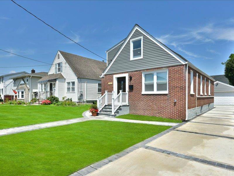 Mineola, NY 11501,180 Evelyn RD