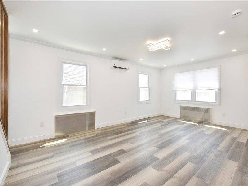 Mineola, NY 11501,180 Evelyn RD