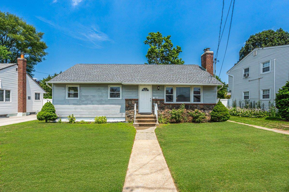 Hicksville, NY 11801,19 Dakota ST