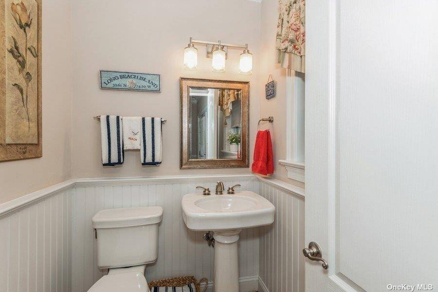 Huntington, NY 11743,5 Stratford PL
