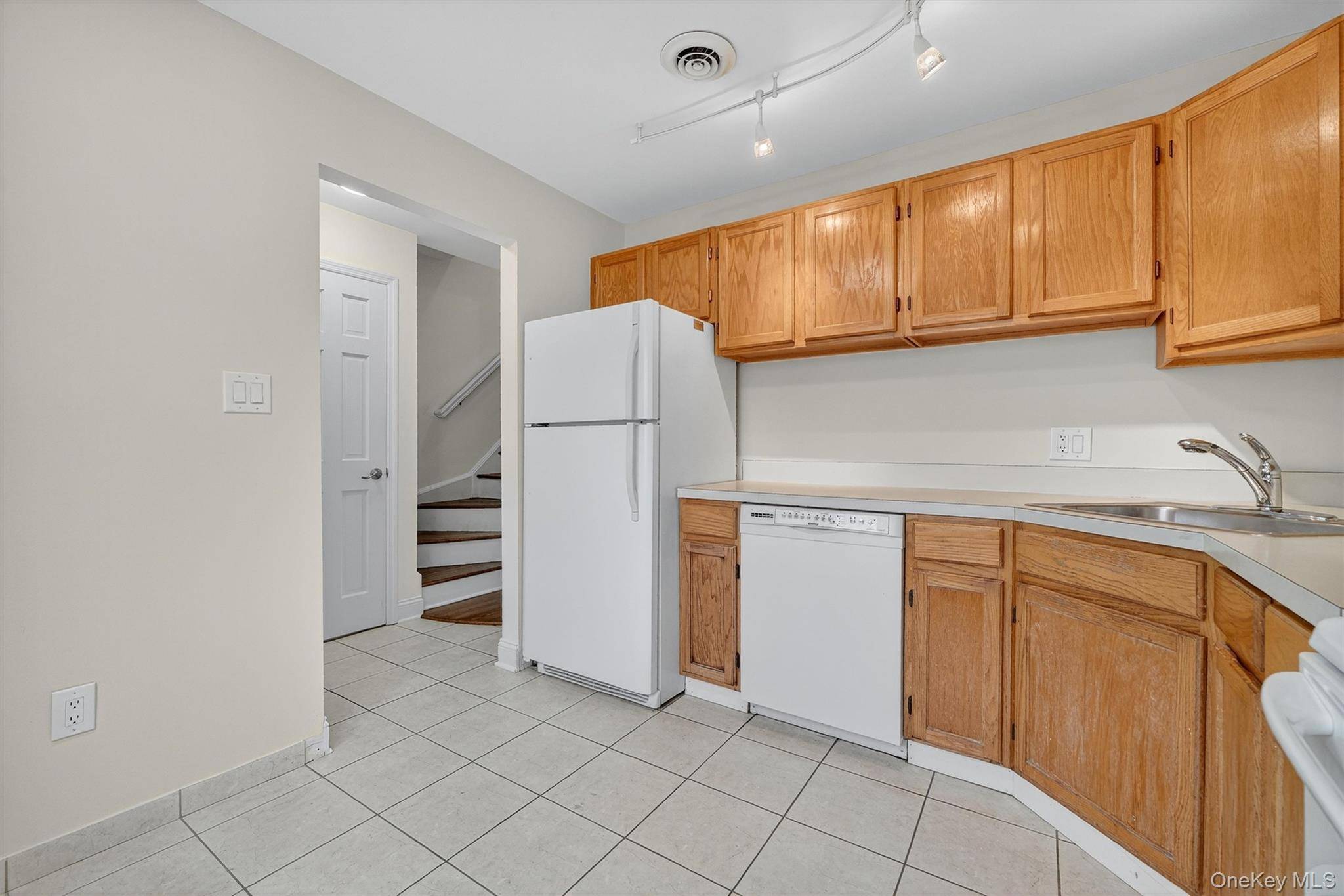 Peekskill, NY 10566,204 Stoneway LN