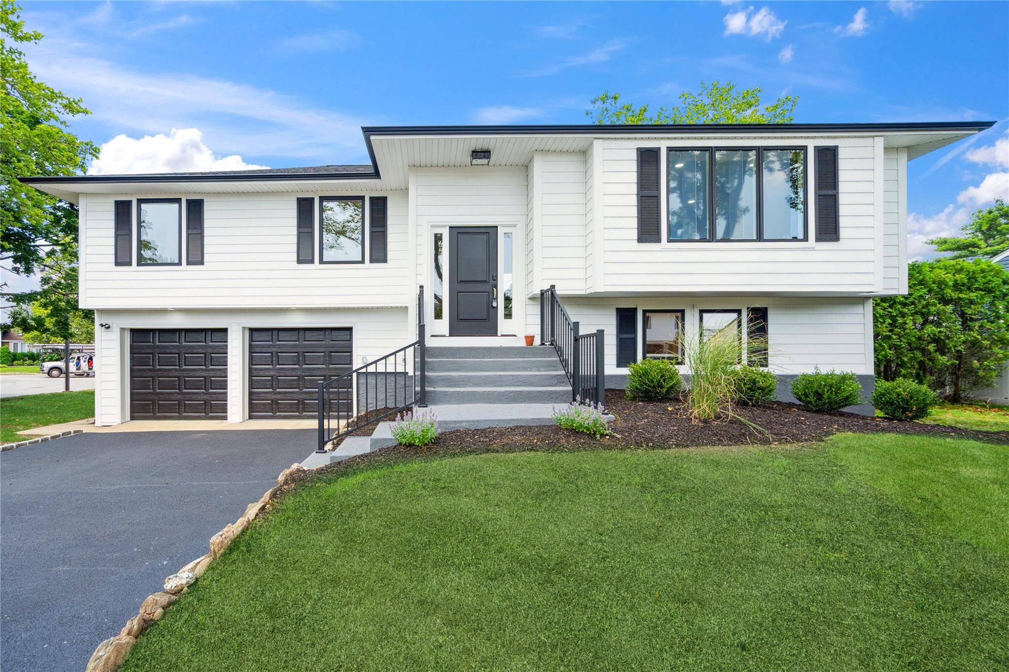 Plainview, NY 11803,43 Acorn LN