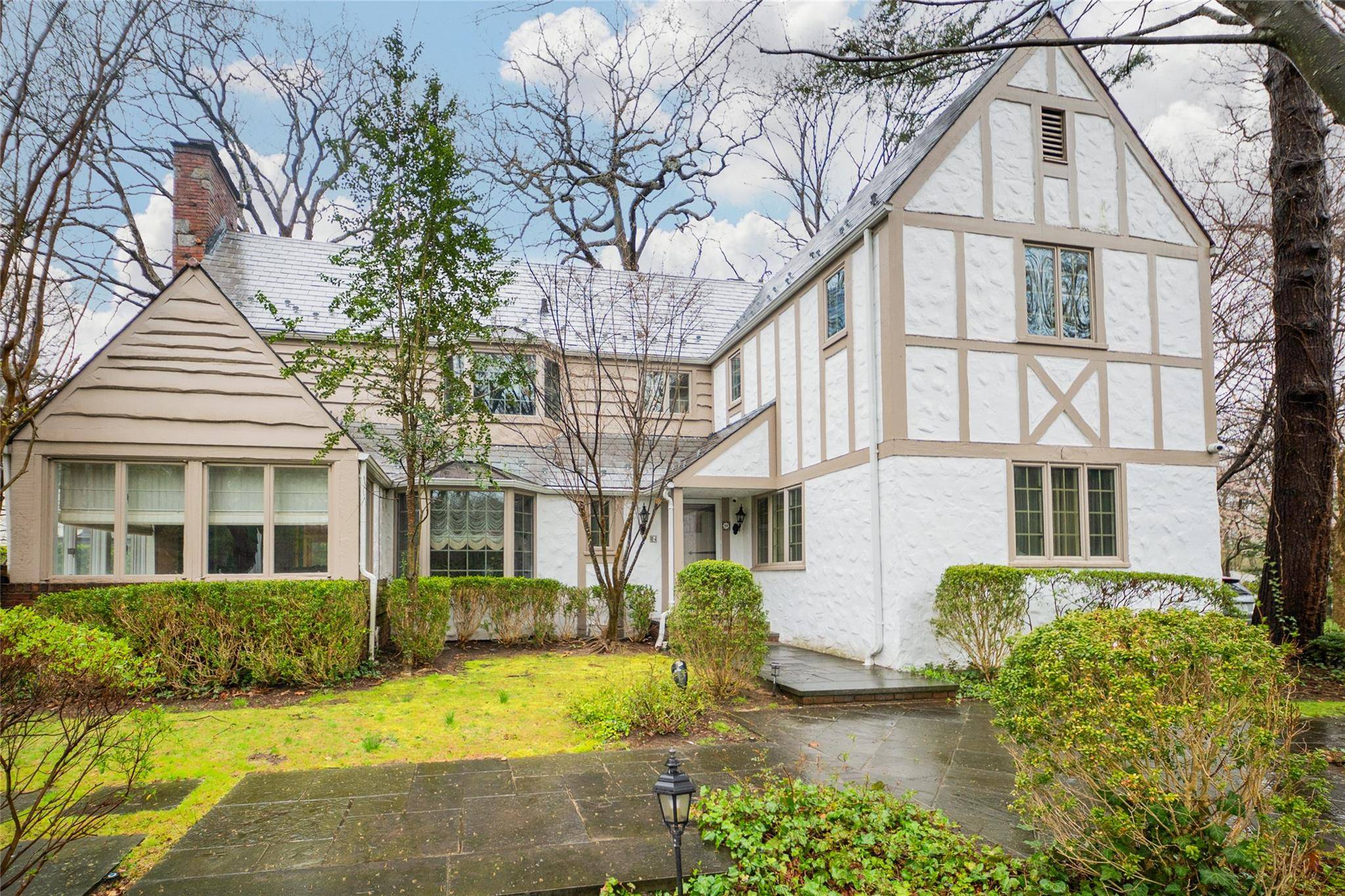 Great Neck, NY 11020,20 Sussex RD