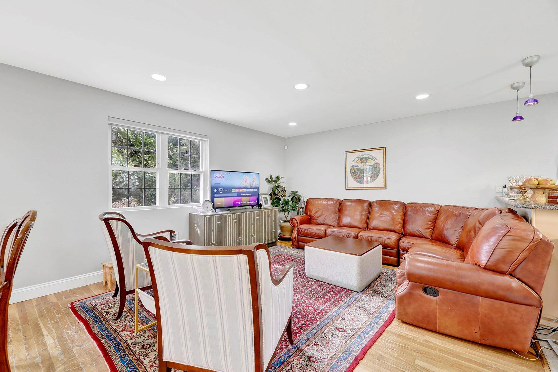 Roslyn Heights, NY 11577,97 Burnham AVE