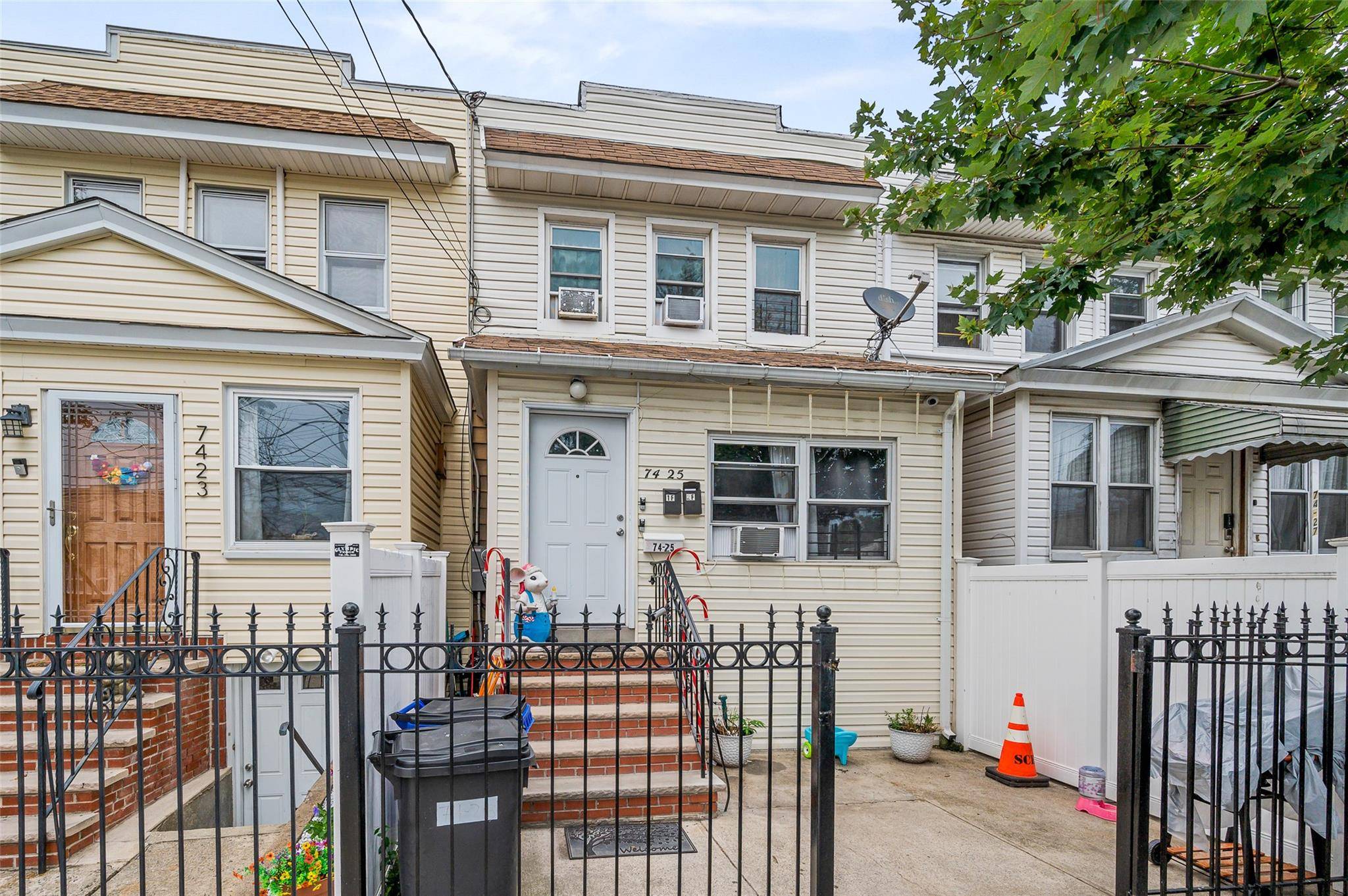 Woodhaven, NY 11421,74-25 93rd AVE