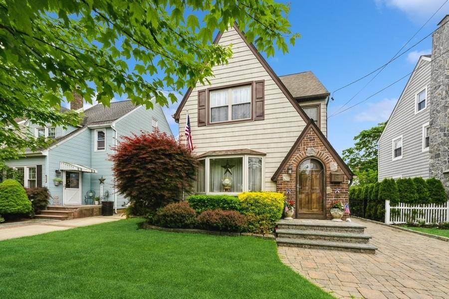 Mineola, NY 11501,445 Wellington RD