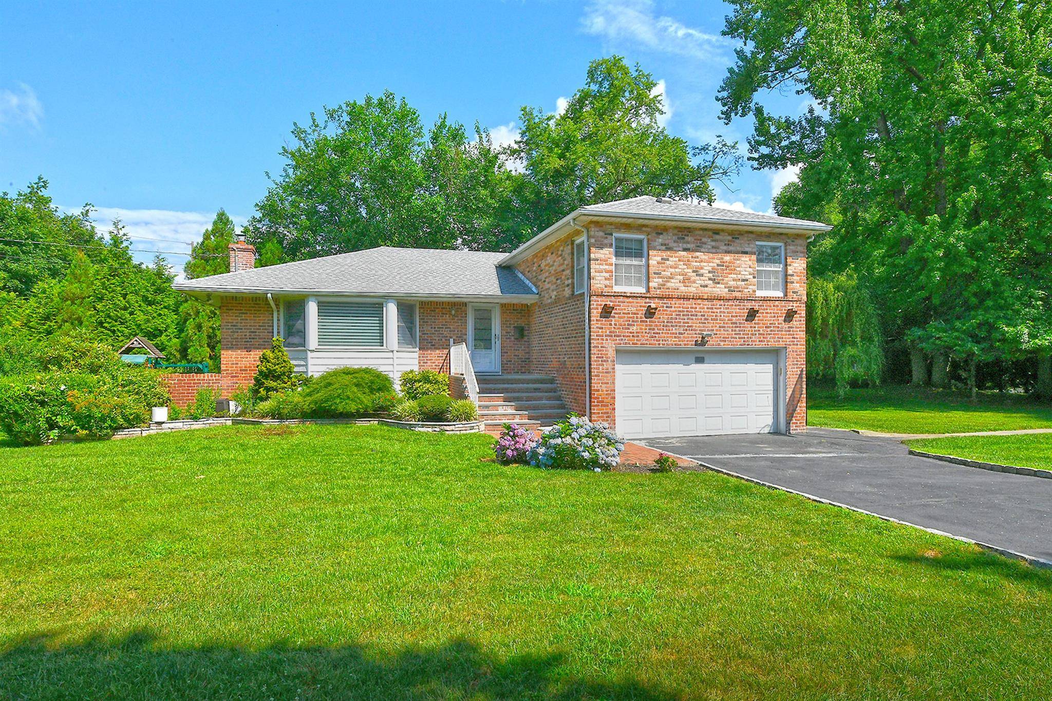 Port Washington, NY 11050,2 Cherrywood LN