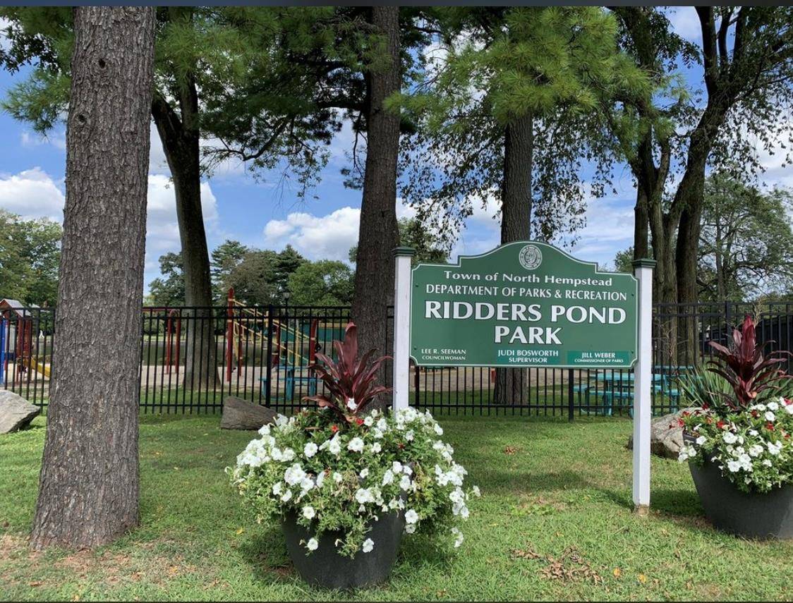 Manhasset Hills, NY 11040,64 Meadowfarm RD