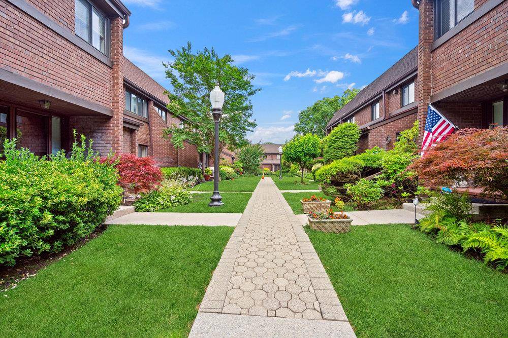 Roslyn, NY 11576,19 Fox RDG