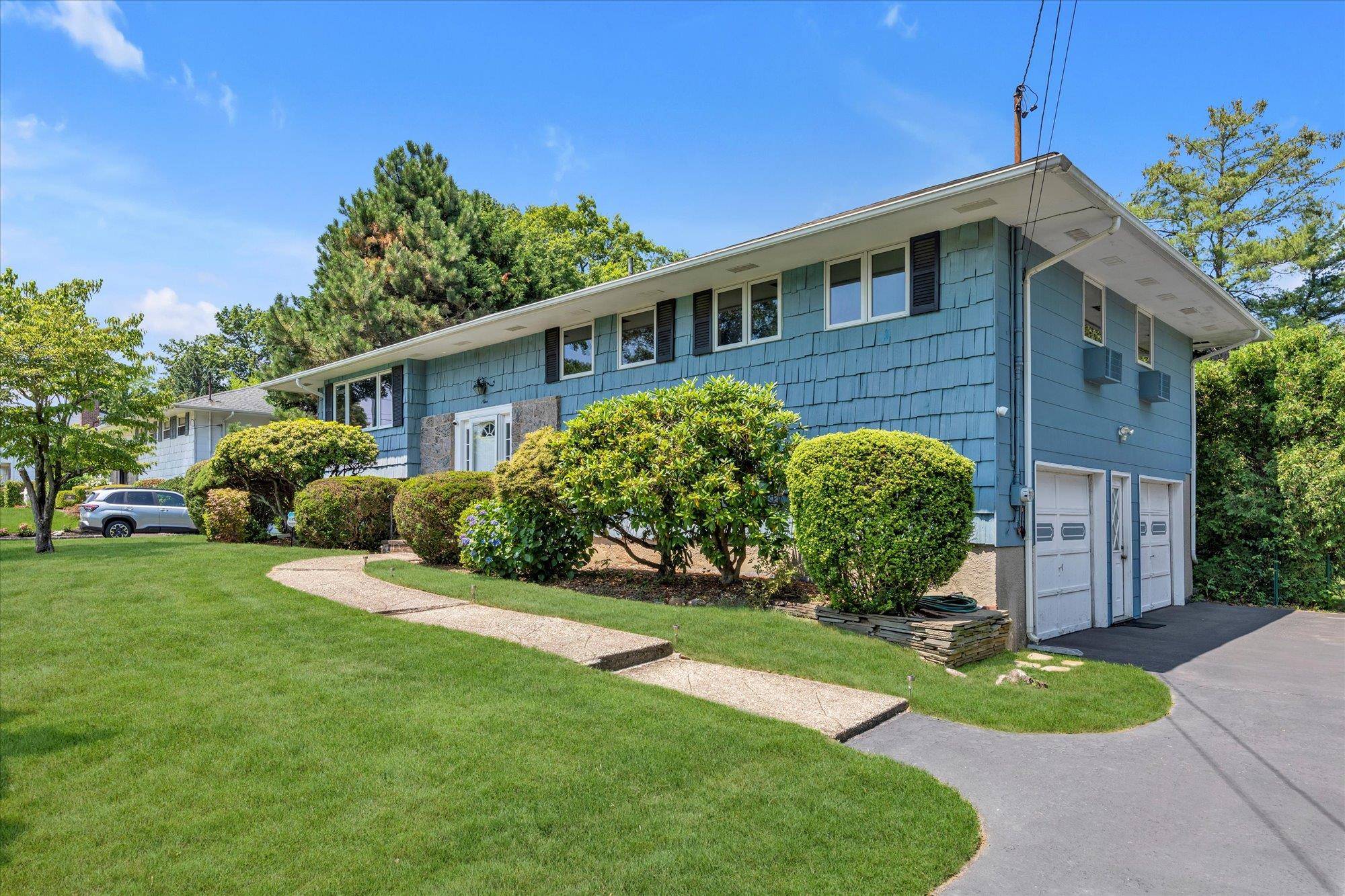 Glen Cove, NY 11542,9 Bittersweet LN