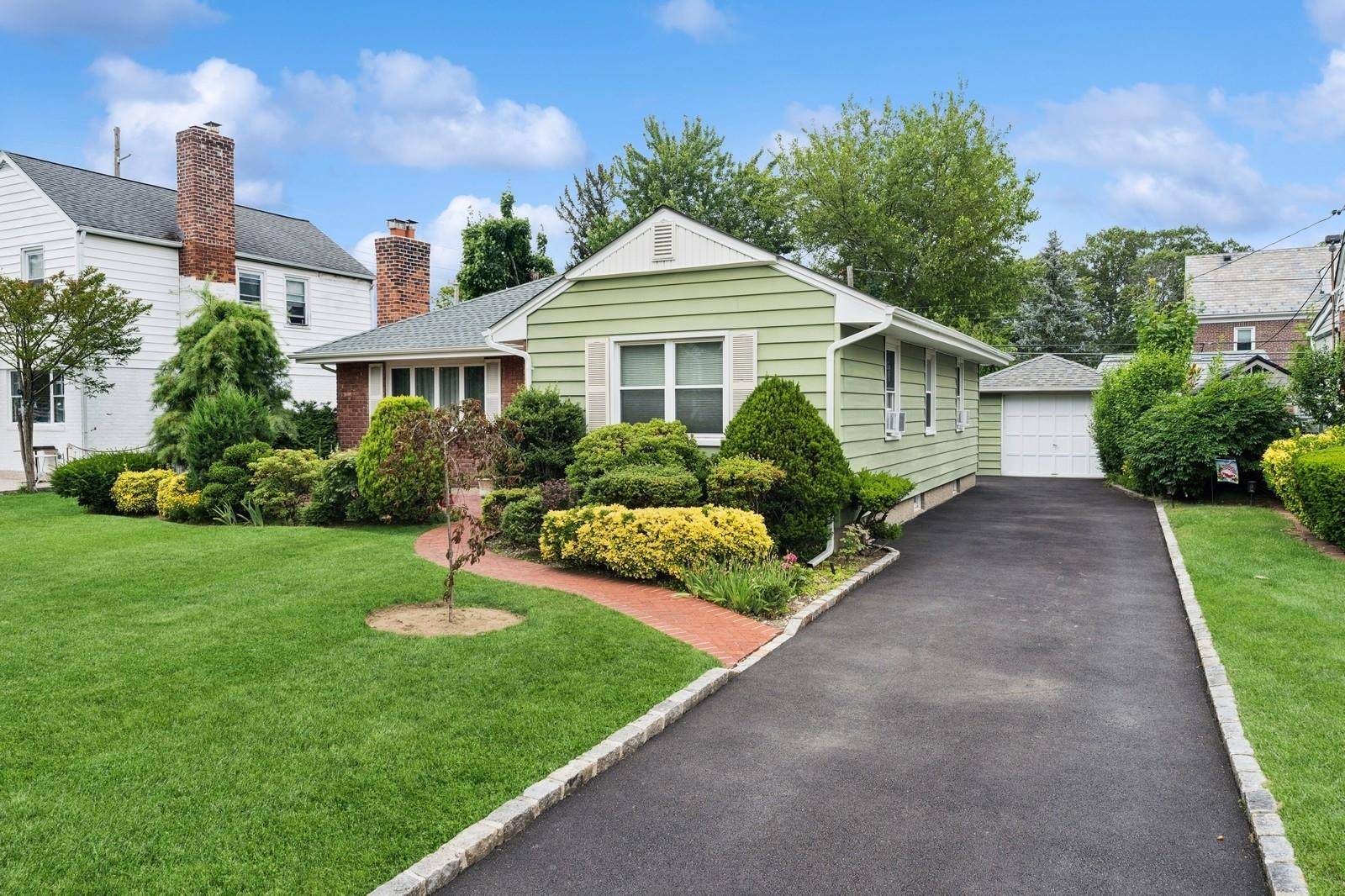 Valley Stream, NY 11580,1122 Scott DR
