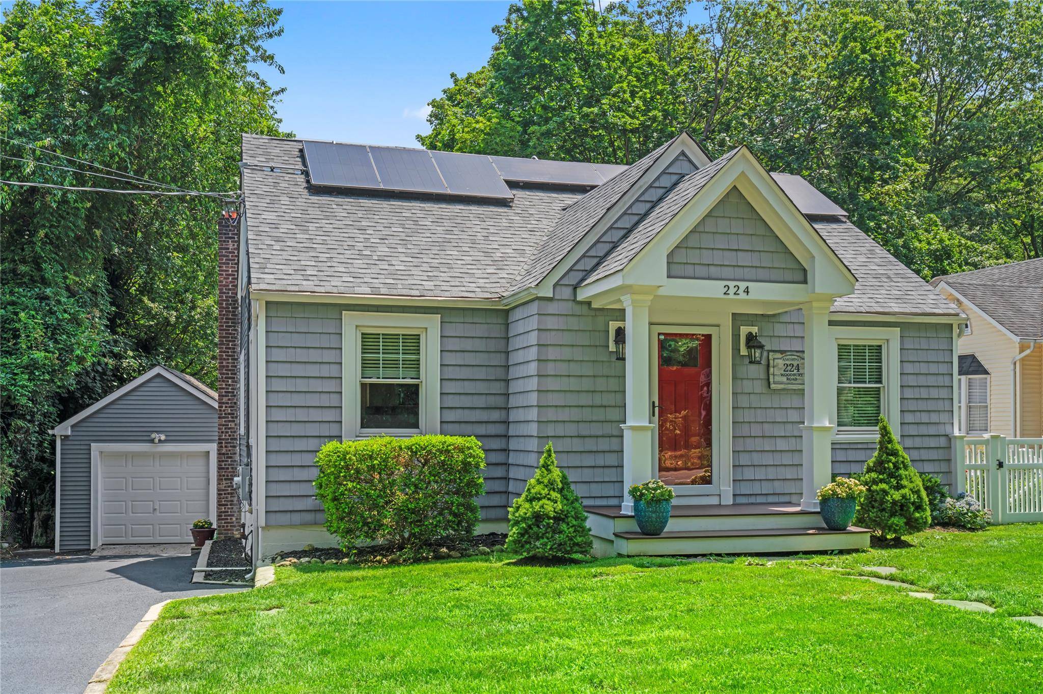 Huntington, NY 11743,224 Woodbury RD