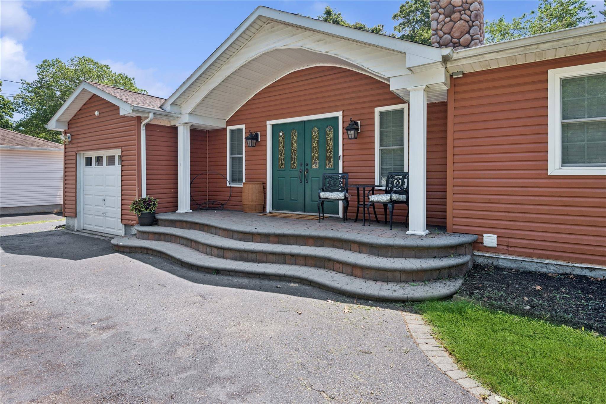 Holbrook, NY 11741,220 Furrows RD