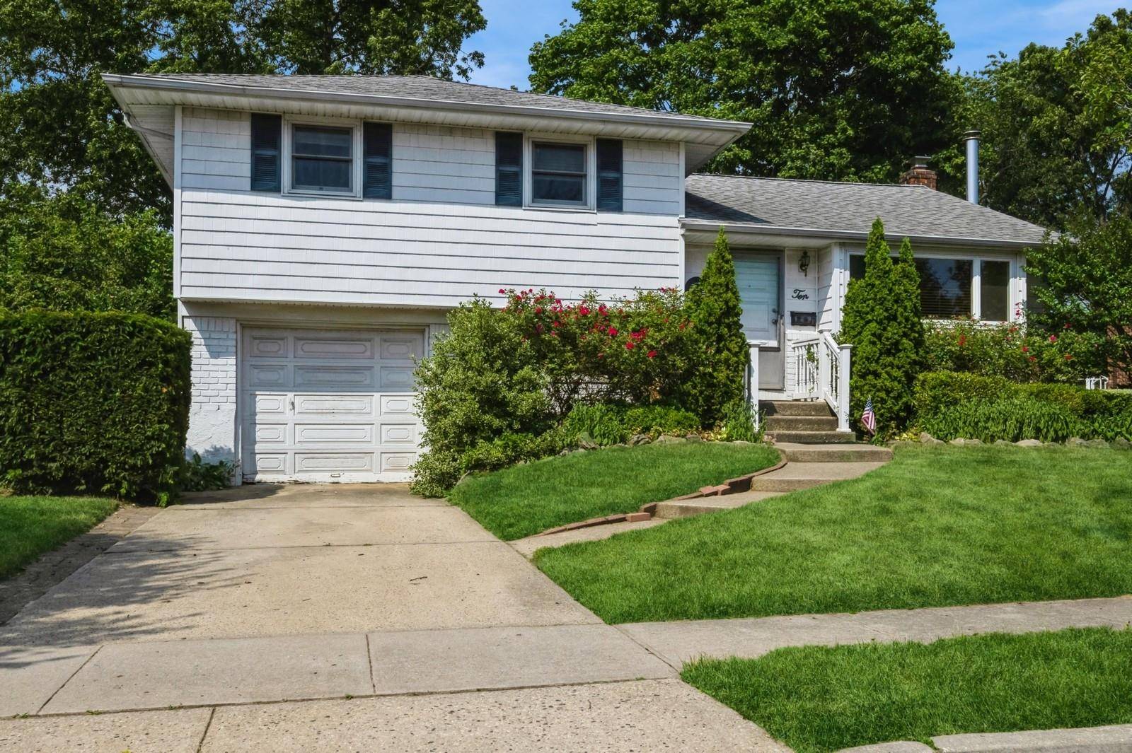 Farmingdale, NY 11735,10 Nancy DR