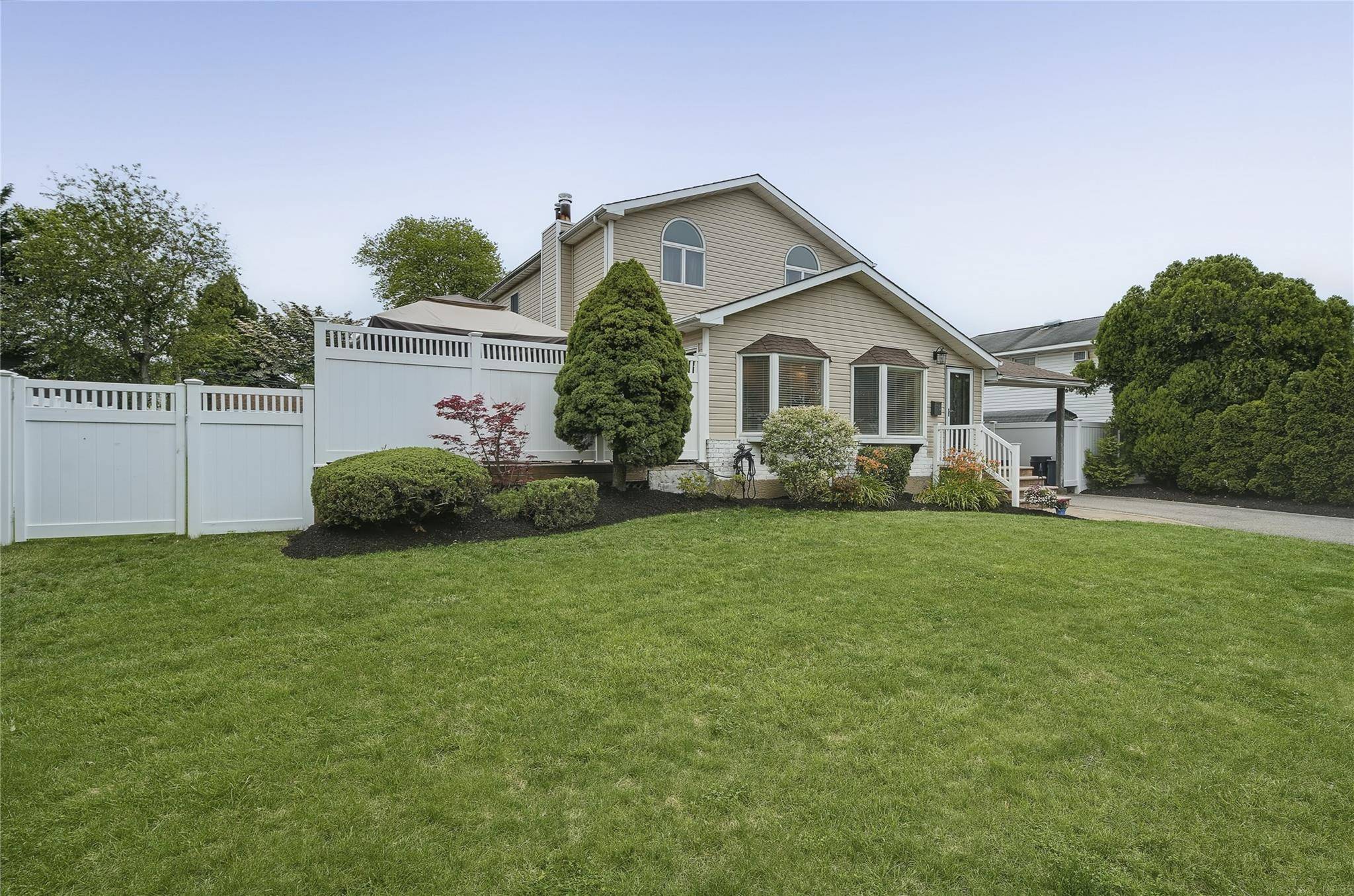 Commack, NY 11725,70 Hayrick LN