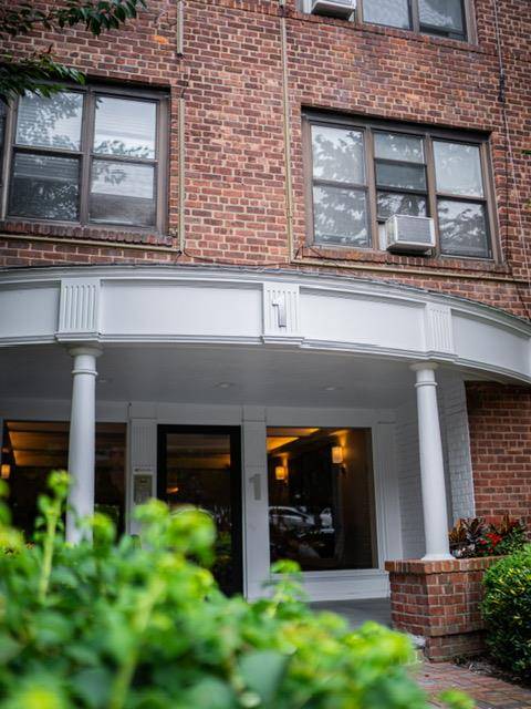 Great Neck, NY 11021,1 Townhouse PL #2G