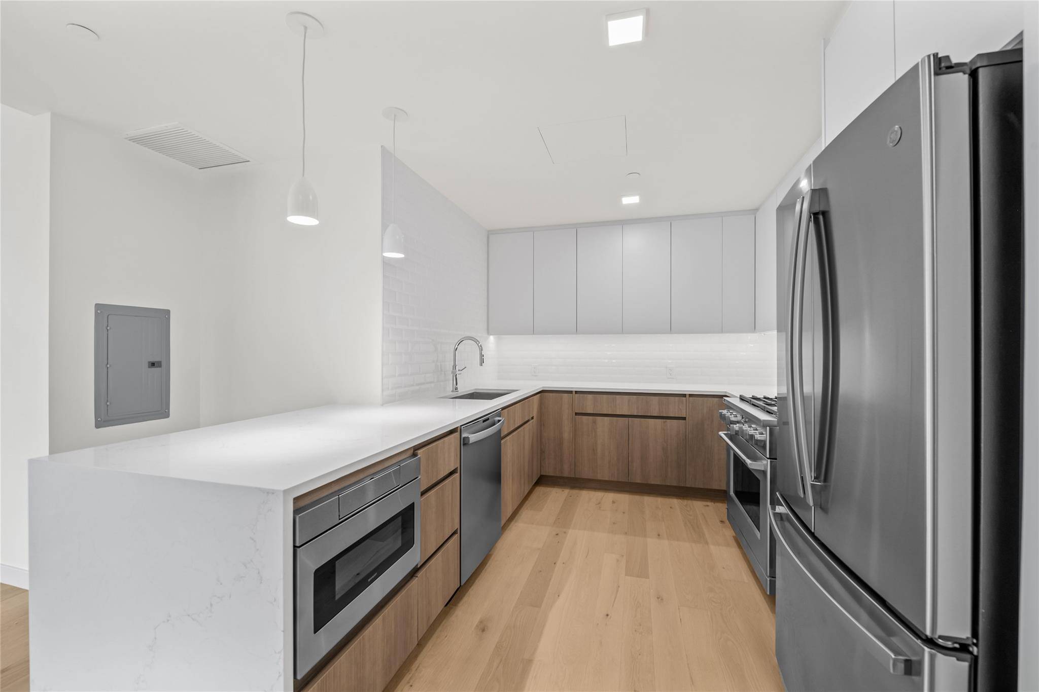Great Neck, NY 11021,218 Middle Neck RD #310