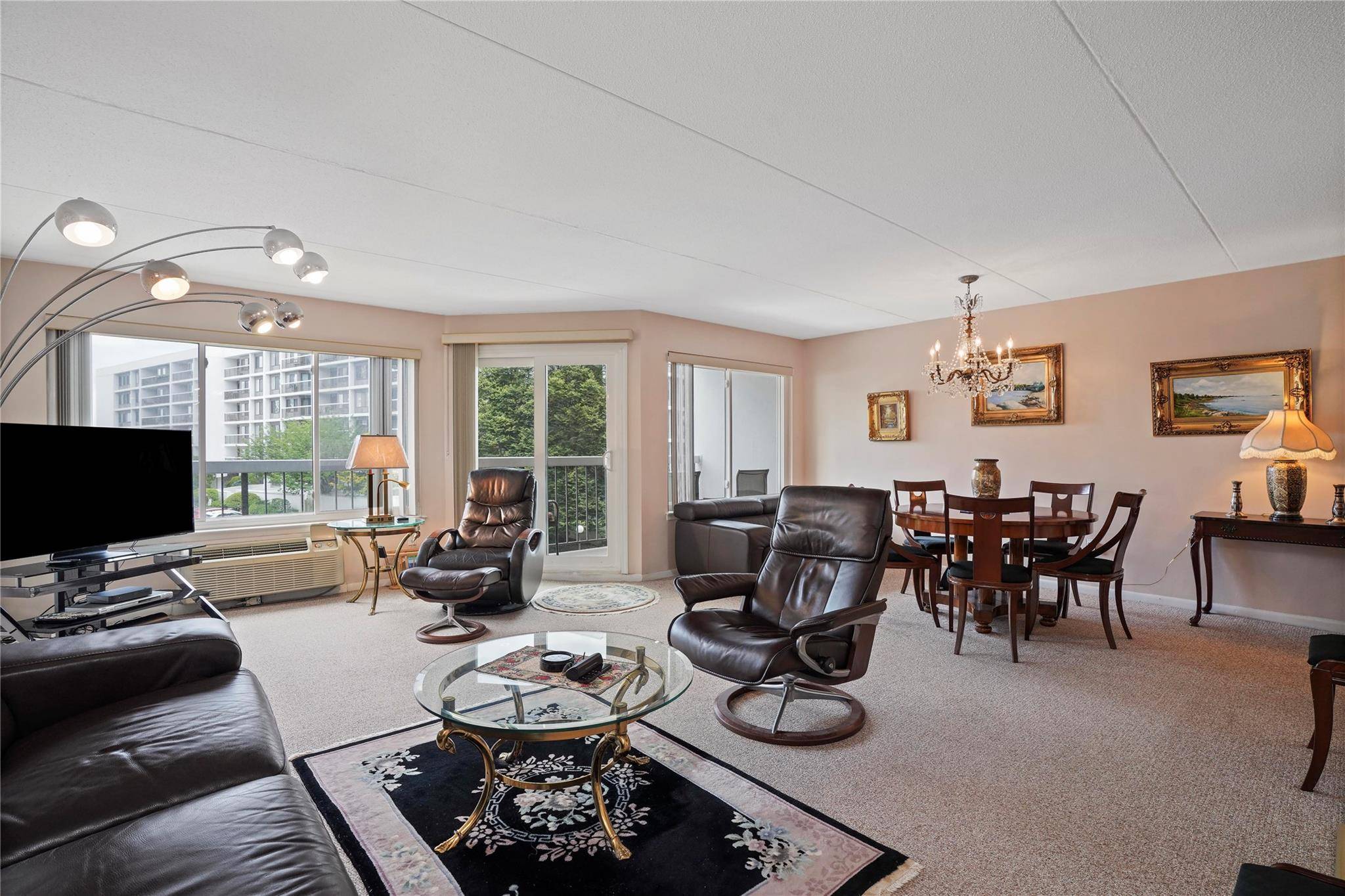 Hartsdale, NY 10530,100 HIGH POINT DR #301