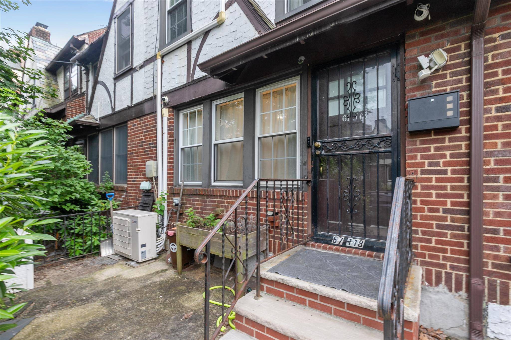 Forest Hills, NY 11375,67118 Burns ST