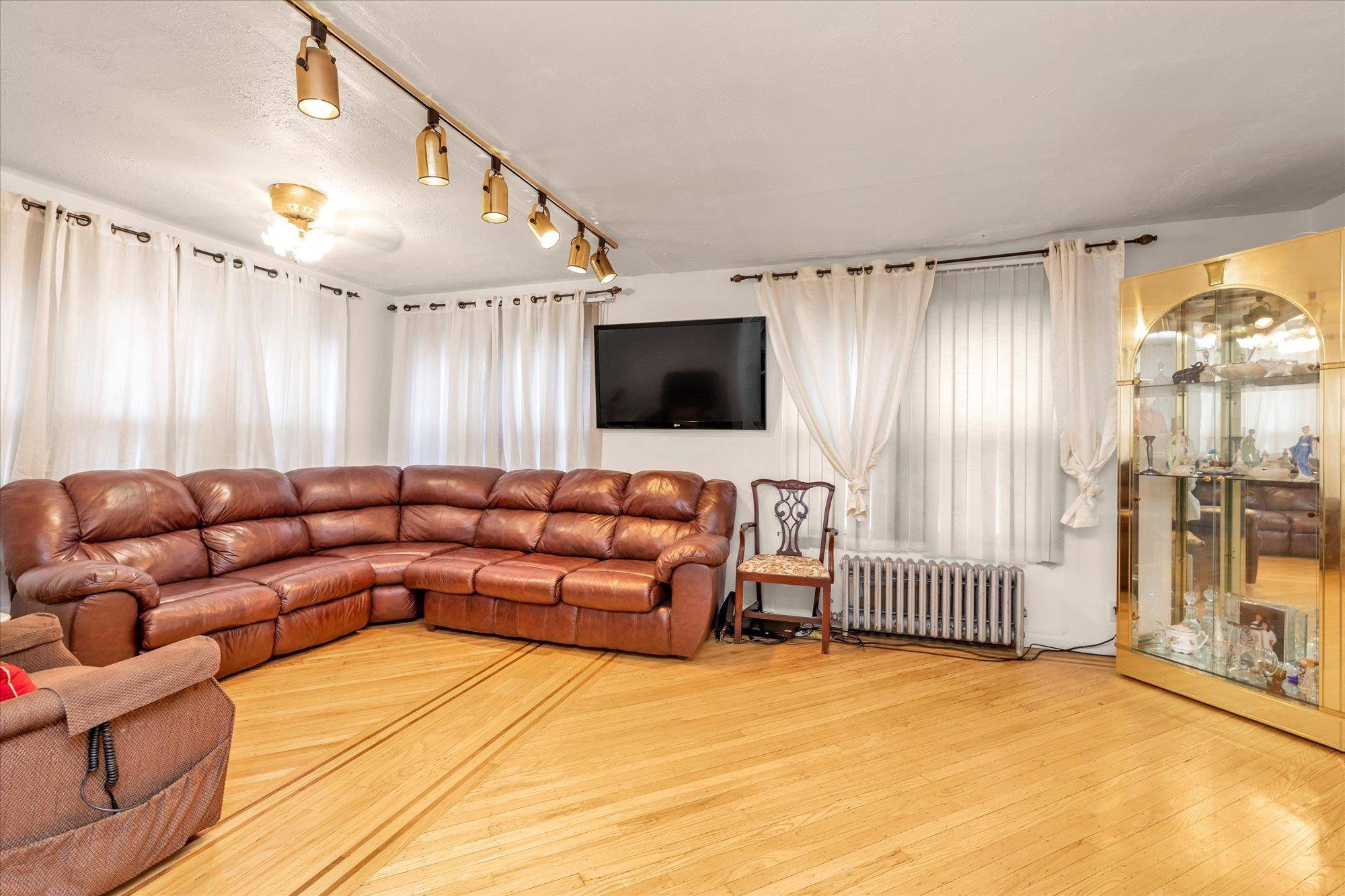 Valley Stream, NY 11581,48 Carstairs RD