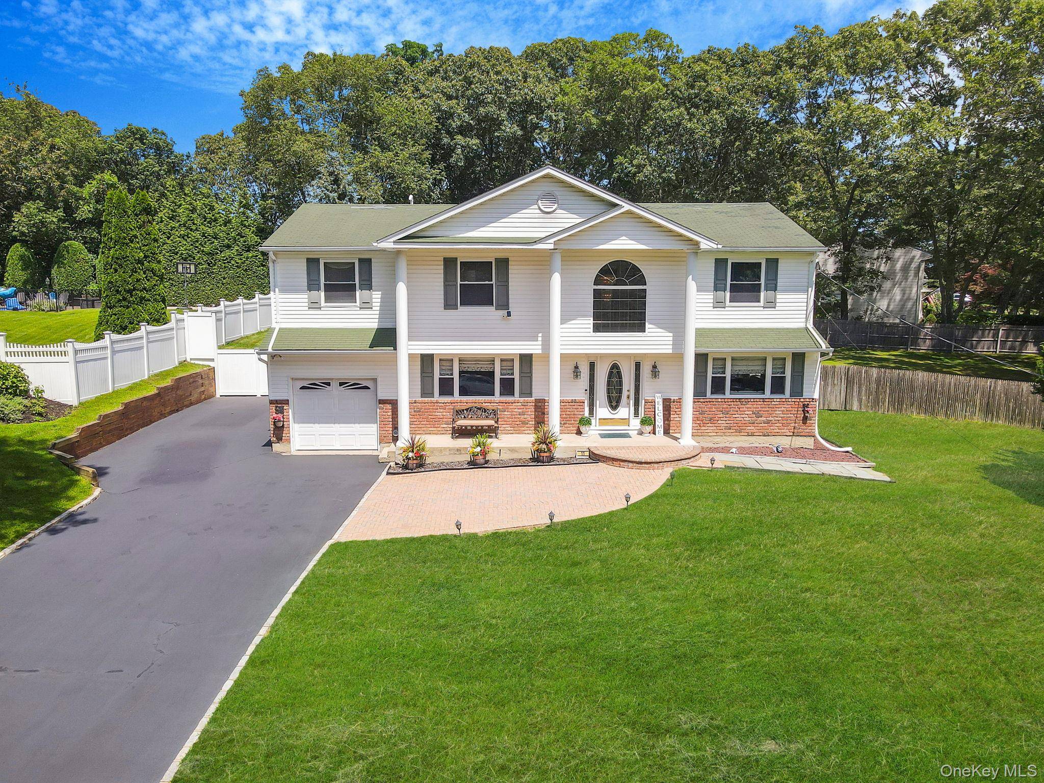 Smithtown, NY 11787,11 Dillmont DR