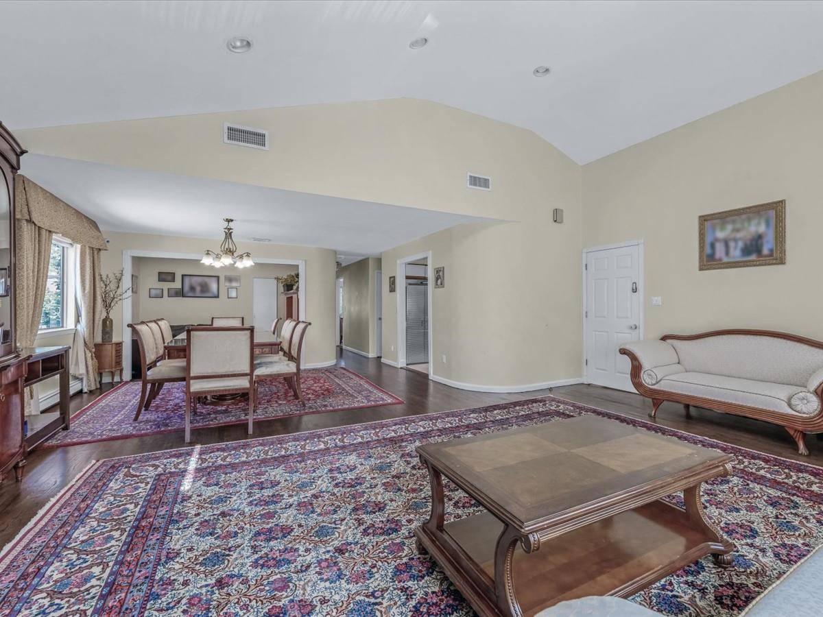 Great Neck, NY 11021,23 Genevieve PL