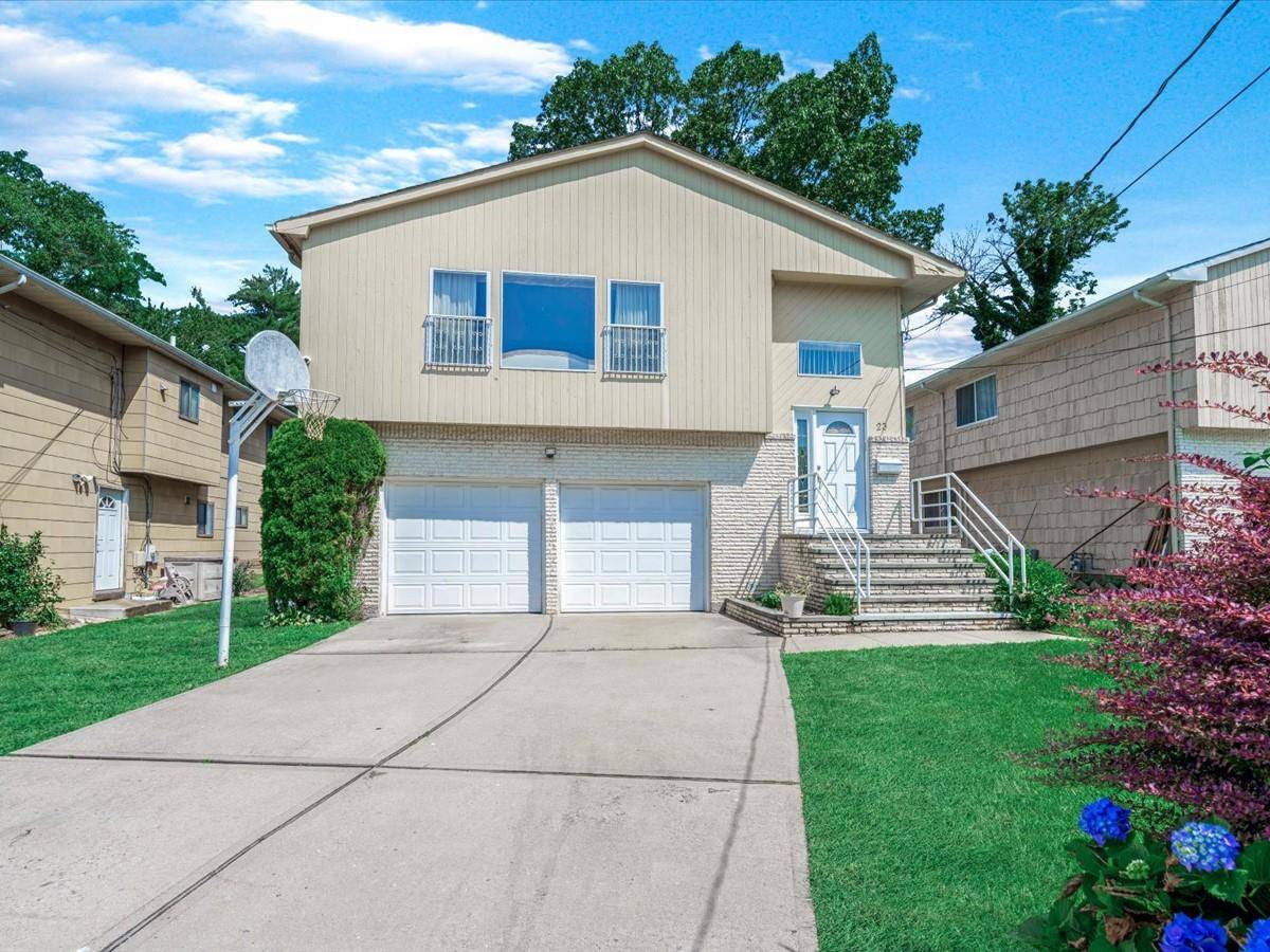 Great Neck, NY 11021,23 Genevieve PL